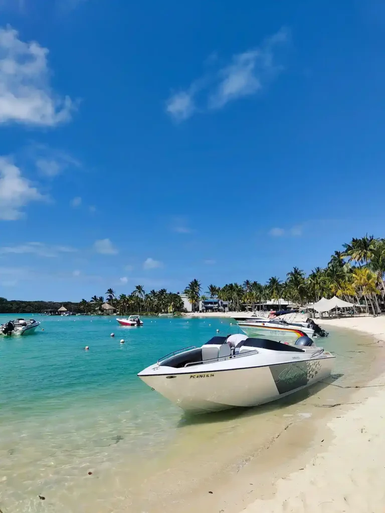 Ailes d'été - Bateau à moteur à l'hôtel Shandrani Beachcomber Resort